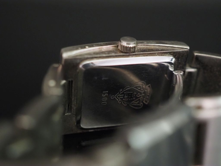 GUCCI,  Montre bracelet de dame en acier.  Cadran rectangulaire à fond