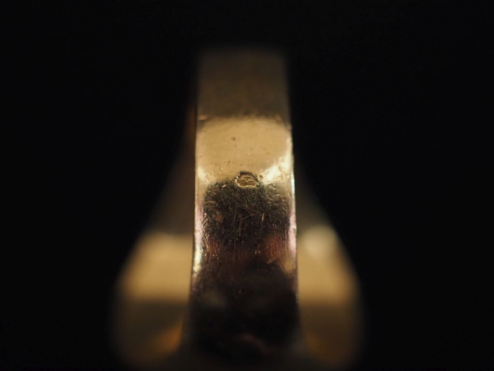 Bague de forme chevalière en or jaune 750, à décor de monogramme. TDD.