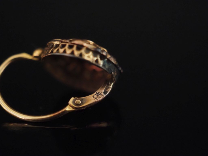 Paire de perces oreilles Napoléon III en or jaune 750, à décor en son 