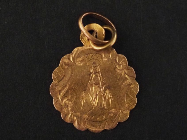 Petite médaille religieuse polylobée en or jaune 750, à décor gravé d'