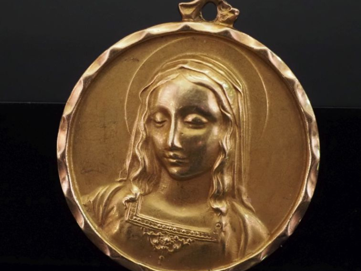 Importante médaille religieuse en or jaune 585, figurant la Sainte Vie