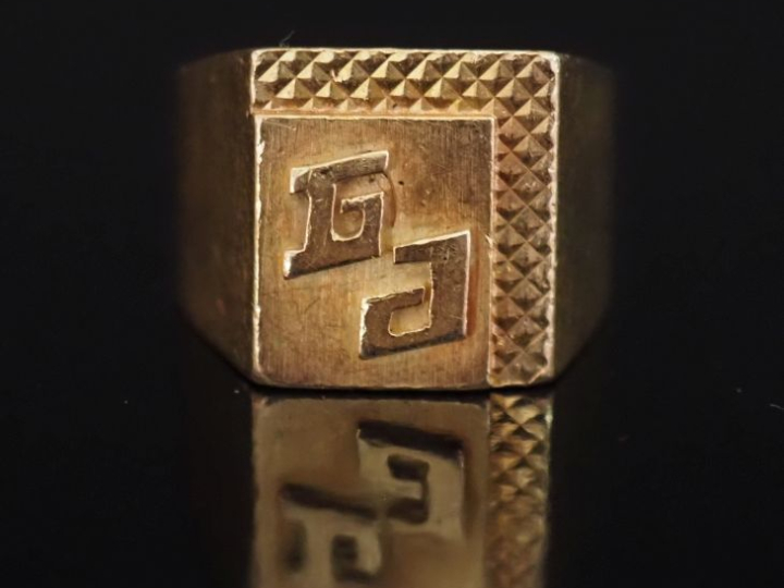 Bague de forme chevalière en or jaune 750, à décor de monogramme.  TDD