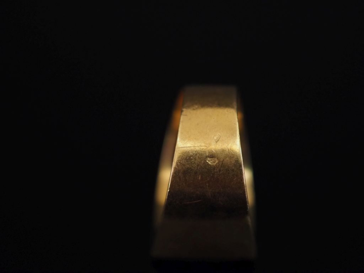 Bague de forme chevalière en or jaune 750, à décor de monogramme.  TDD