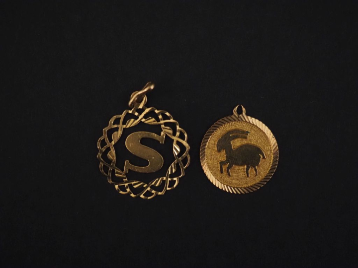 Ensemble comprenant :  - un pendentif rond en or jaune 750, à décor aj
