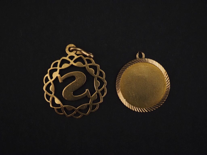 Ensemble comprenant :  - un pendentif rond en or jaune 750, à décor aj