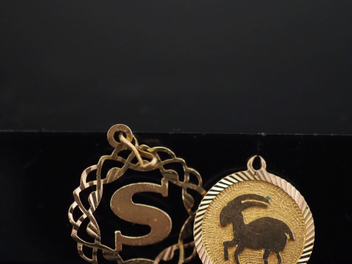 Ensemble comprenant :  - un pendentif rond en or jaune 750, à décor aj