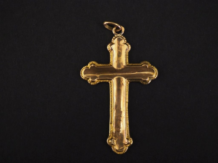 Pendentif en forme de croix en or jaune 750.  Les extrémités de forme 