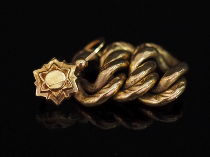 Ensemble comprenant :  - un perce oreille en or jaune 750, à décor d’é