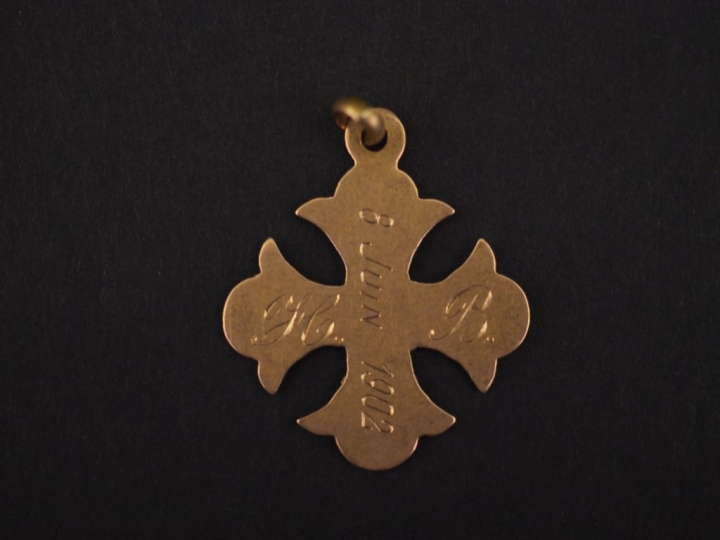 Pendentif religieux en forme de croix en or jaune 750, à décor en son 