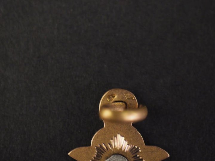 Pendentif religieux en forme de croix en or jaune 750, à décor en son 