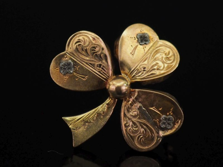 Broche en or 750, en forme de trèfle à trois feuills, à décor gravé de
