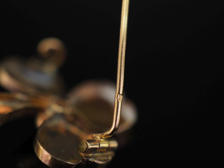 Broche en or 750, en forme de trèfle à trois feuills, à décor gravé de