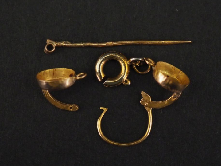 Ensemble comprenant :  - une paire de montures de perces oreilles en o