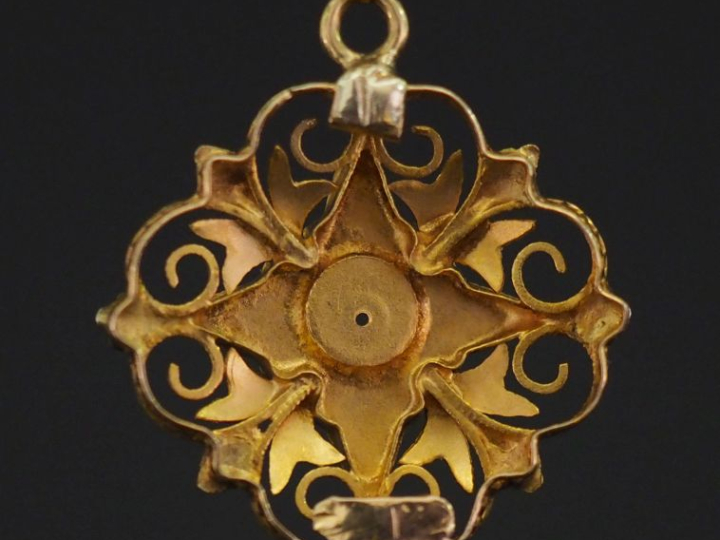 Pendentif ajouré en or jaune 750, à décor de feuillage, d'enroulements