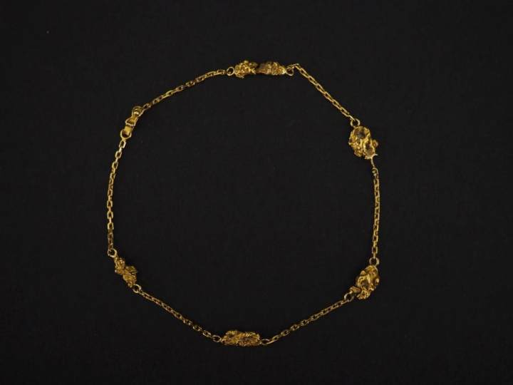 Bracelet souple en or jaune 750, maille forçat, agrémenté de pépites. 
