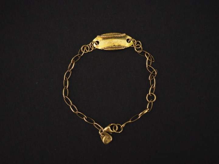 Bracelet de naissance en or jaune 750, maille fantaisie. Gravé "Emma".