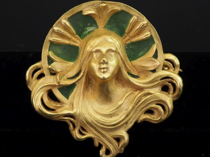 Broche Art Nouveau en or jaune 750 et émail translucide vert, à décor 