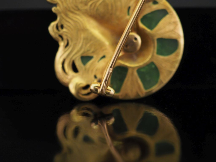 Broche Art Nouveau en or jaune 750 et émail translucide vert, à décor 