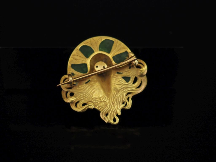 Broche Art Nouveau en or jaune 750 et émail translucide vert, à décor 