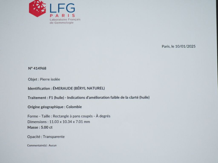 Bague en or blanc 750, sertie en son centre d'un émerauden de Colombie