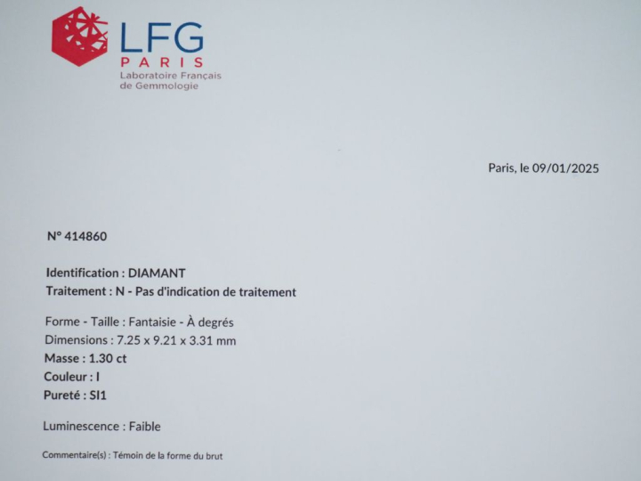 Bague en or blanc 750, sertie en son centre d'un émerauden de Colombie