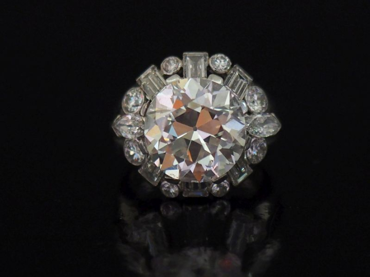 Importante bague dôme de style Art déco en platine, sertie en son cent