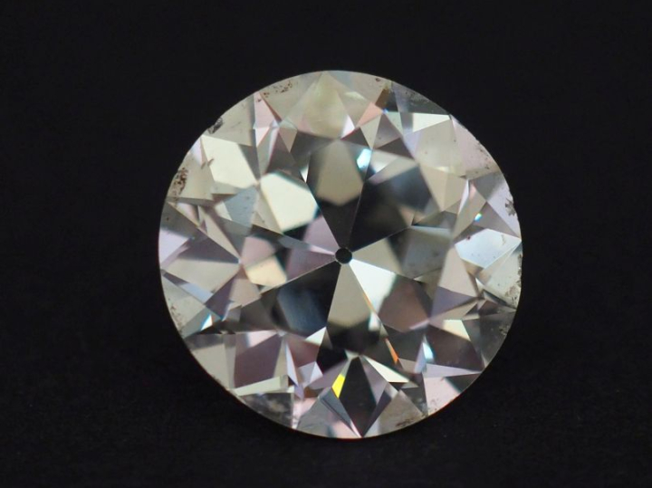 Importante bague dôme de style Art déco en platine, sertie en son cent