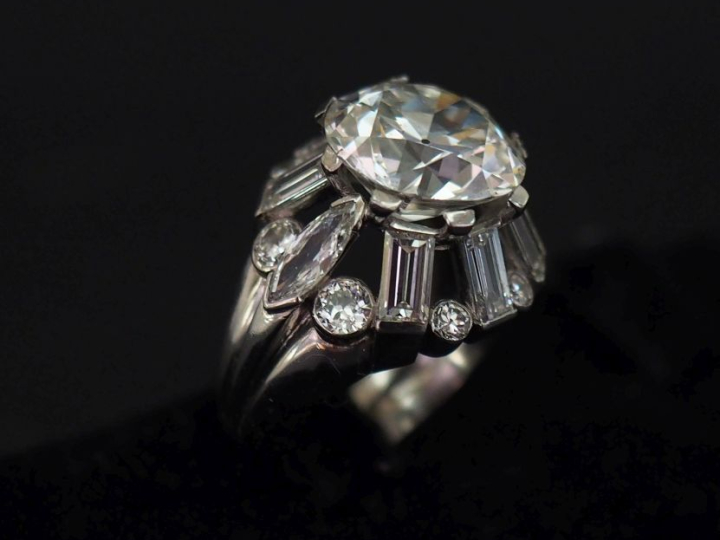 Importante bague dôme de style Art déco en platine, sertie en son cent