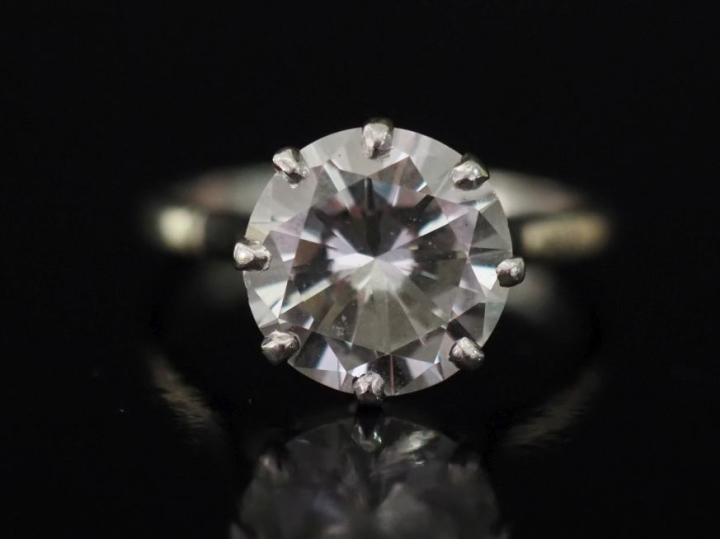 Bague de forme solitaire sertie en son centre d'un diamant taille rond