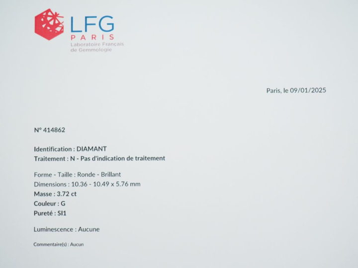 Bague de forme solitaire sertie en son centre d'un diamant taille rond