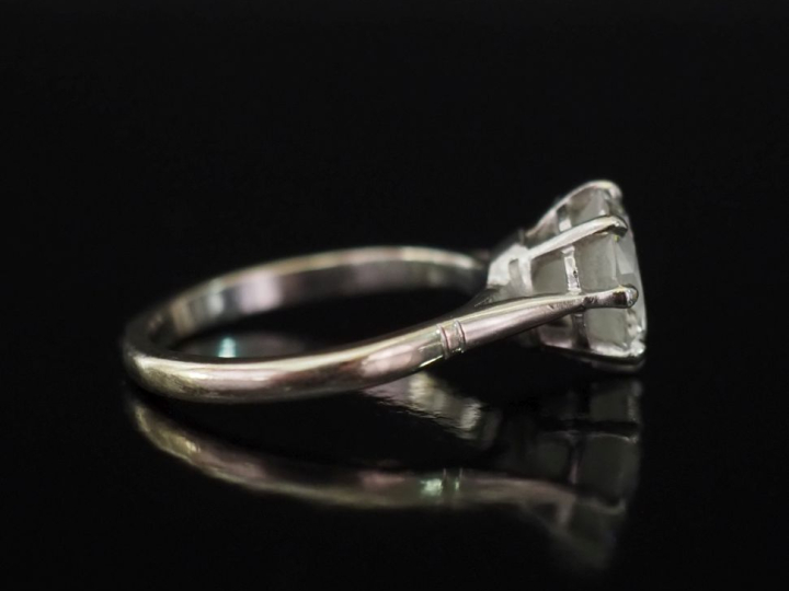 Bague de forme solitaire sertie en son centre d'un diamant taille rond