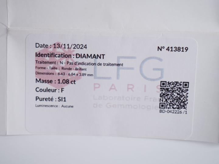 Diamant rond taille brillant sur papier pesant 1,08 ct, de couleur F S