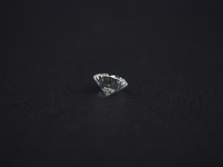 Diamant rond taille brillant sur papier pesant 1,08 ct, de couleur F S