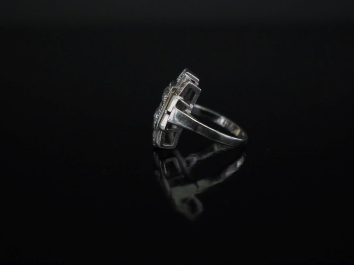 Bague de style Art déco en or blanc 750, sertie de huit diamants taill