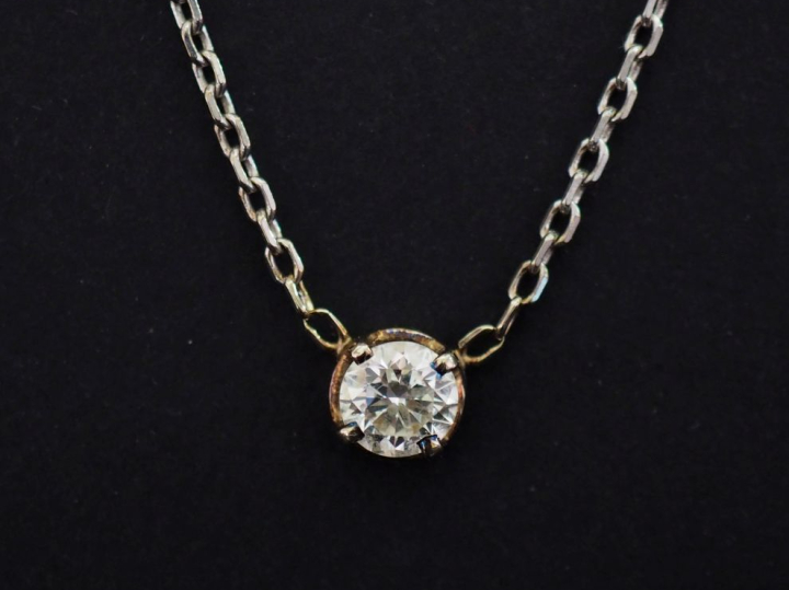 Chaine en or blanc 750, maille forçat, sertie en son centre d'un pende