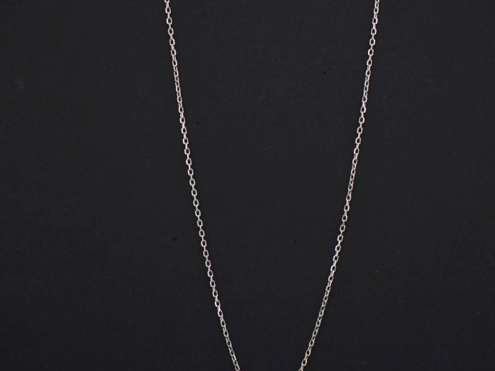 Chaine en or blanc 750, maille forçat, sertie en son centre d'un pende