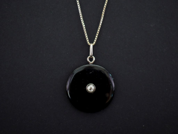 Pendentif circulaire de style Art déco en argent et onyx noir, serti e