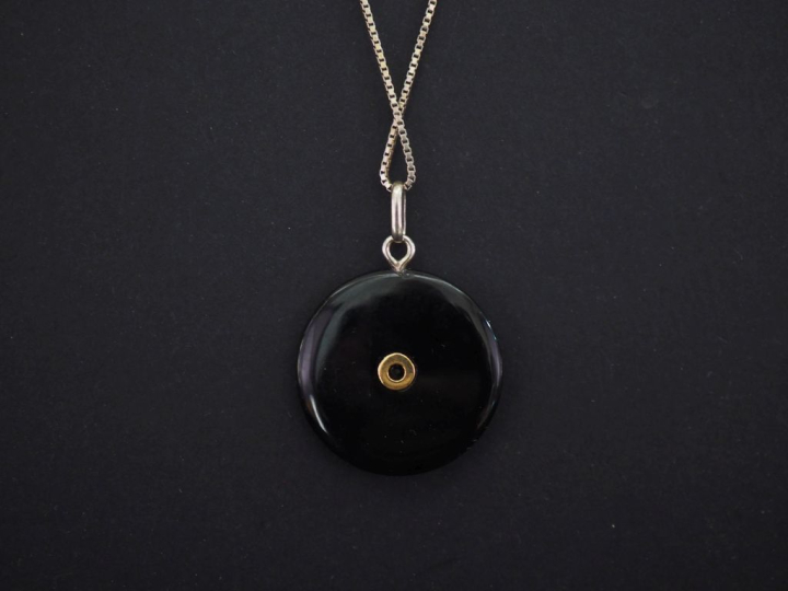 Pendentif circulaire de style Art déco en argent et onyx noir, serti e