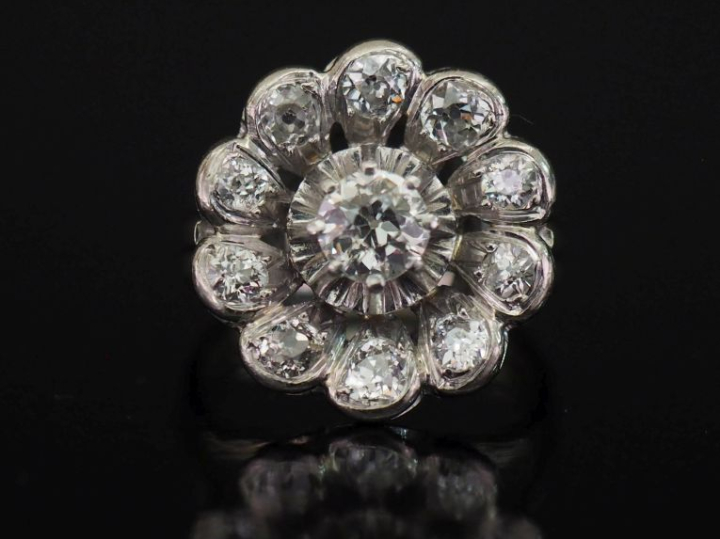 Ravissante bague de forme marguerite en platine et or blanc 750, serti