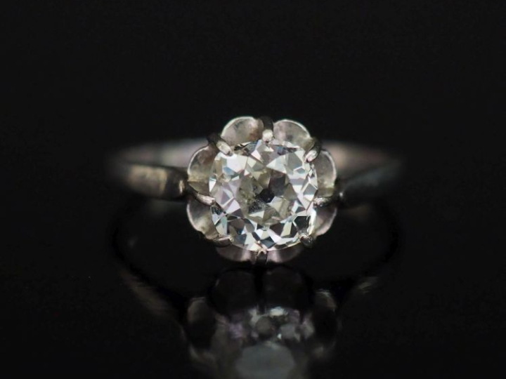 Bague de forme solitaire en or blanc 750, sertie en son centre d’un di