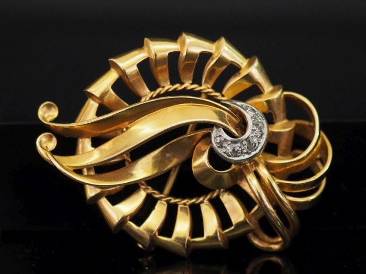 Broche ajourée de forme stylisée en platine et or jaune 750, agrémenté