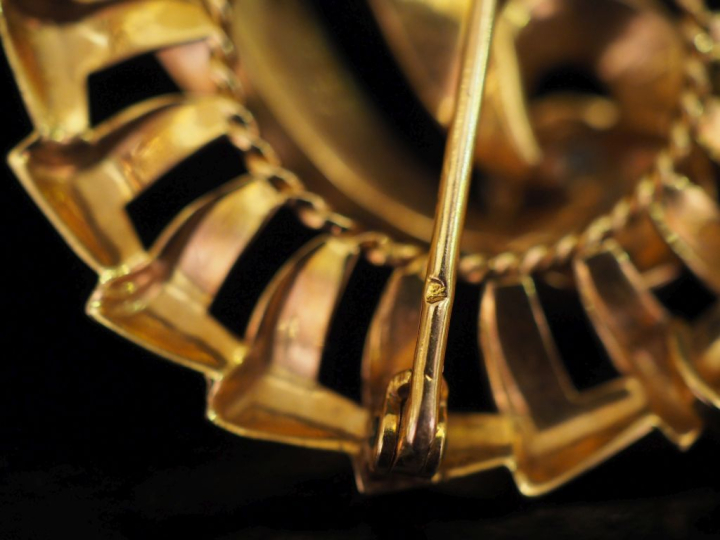 Broche ajourée de forme stylisée en platine et or jaune 750, agrémenté