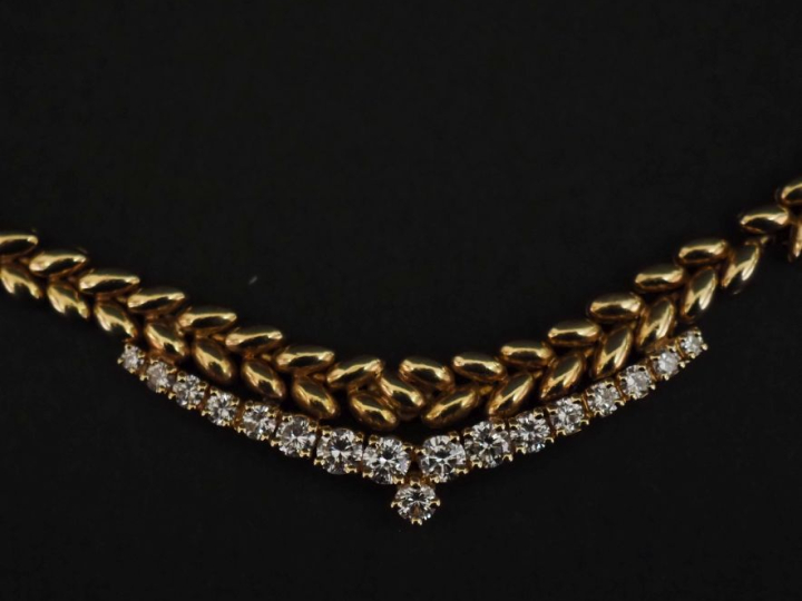 Collier souple en or jaune 750, maille épi, agrémenté en son centre d'