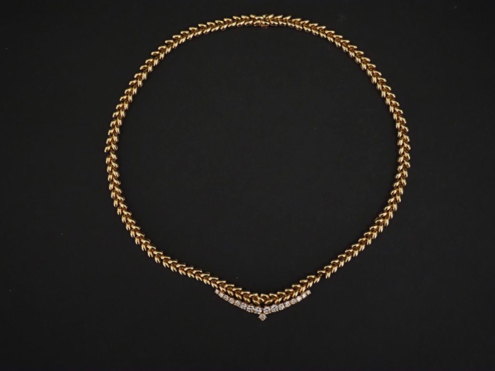 Collier souple en or jaune 750, maille épi, agrémenté en son centre d'