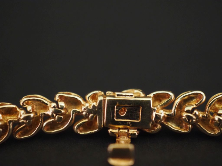 Collier souple en or jaune 750, maille épi, agrémenté en son centre d'