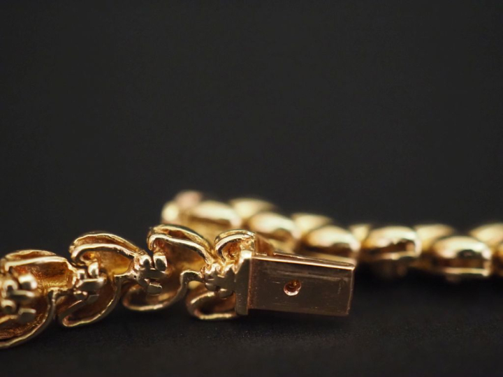 Collier souple en or jaune 750, maille épi, agrémenté en son centre d'