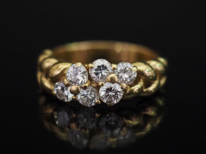 Bague jonc en or jaune 750, à décor de motif d'épi et sertie de six pe