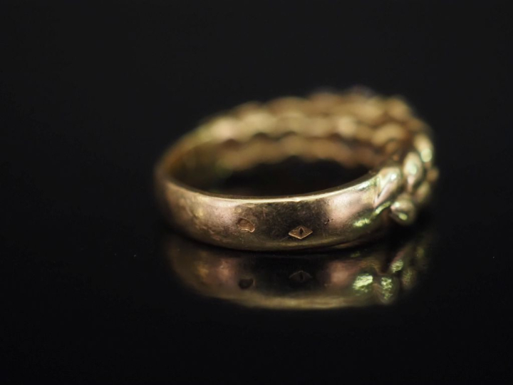 Bague jonc en or jaune 750, à décor de motif d'épi et sertie de six pe