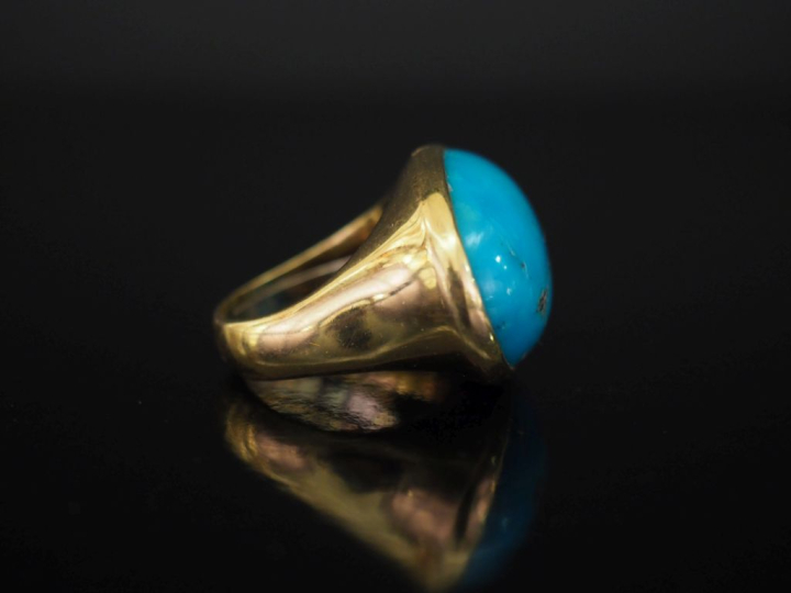 Importante bague en or jaune 750, sertie en son centre de turquoise en