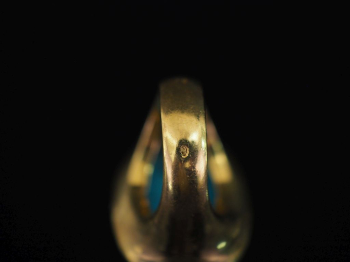 Importante bague en or jaune 750, sertie en son centre de turquoise en